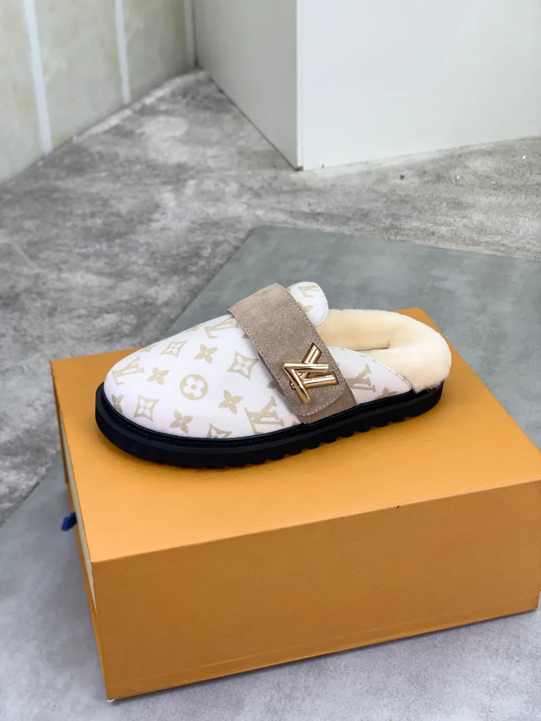 Men's Men's Shoes P480 New Couple Style LV Louis Vuitton L Family Donkey Brand Latest Easy Series Birkenstock Baotou Thick Sole Wool Slippers Sandals Original purchase, development and production This LV Easy sandal is made of suede cow leather, with Monogram pattern to highlight the trendy style. Adjustable straps with illuminated LV letters, flexible insoles and micro outsoles provide a light and comfortable experience. Exquisite packaging at the delivery counter 🛍📦 ▪️Fabric: Original custom imported first-layer cowhide ▪️Inner lining: Original customized warm wool lining ▪️Outsole: Original open-molded rubber foam material ▪️Sole thickness: 4CM ▪️Size: Men and women 35-45